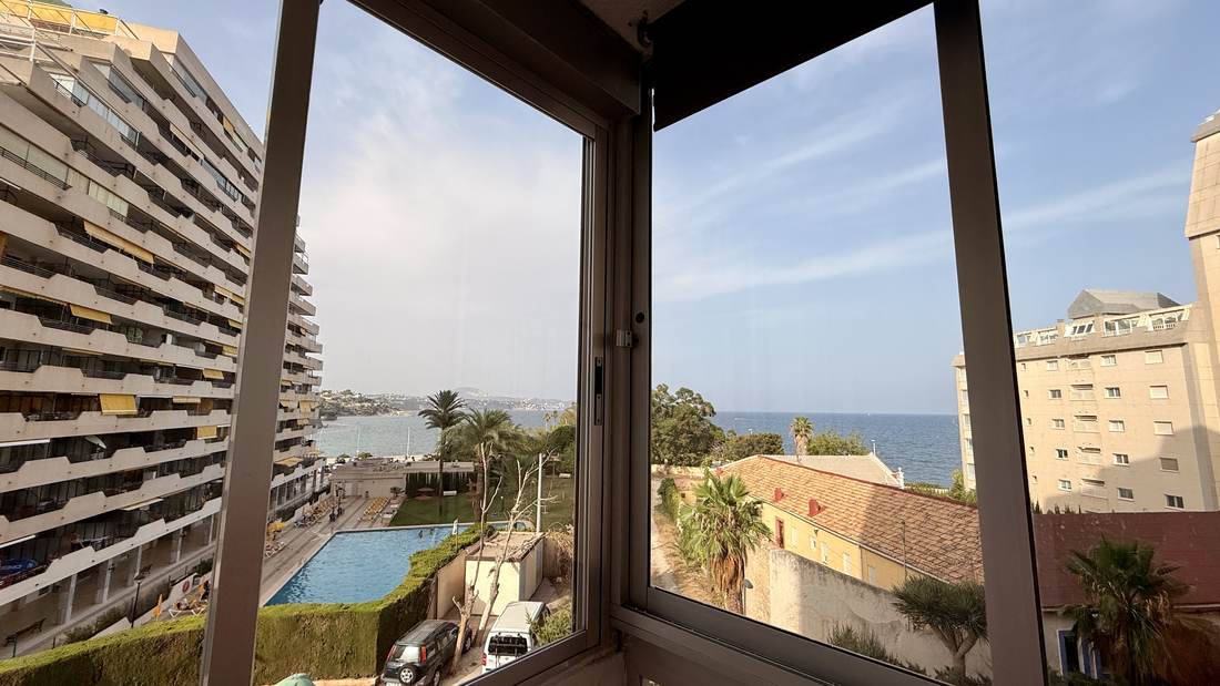 Galería con las ventanas abiertas y el mar enfrente