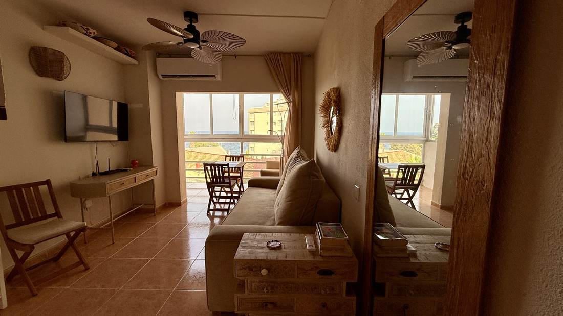 Salón y comedor, con el ventilador de techo y la luz de la tarde