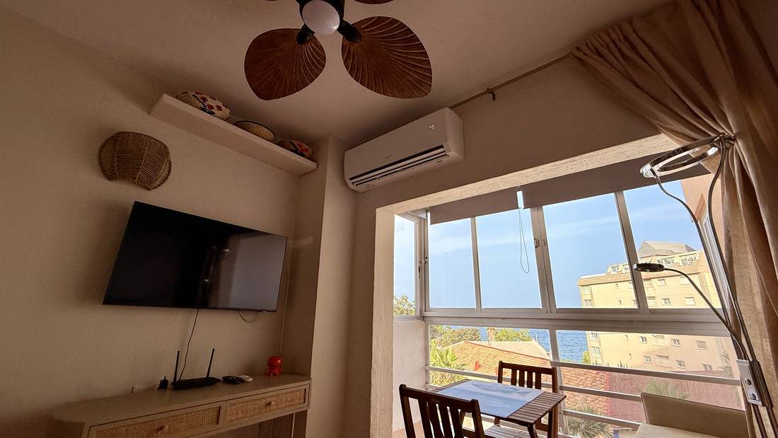 Rincón de la televisión, con las vistas al mar por la ventana
