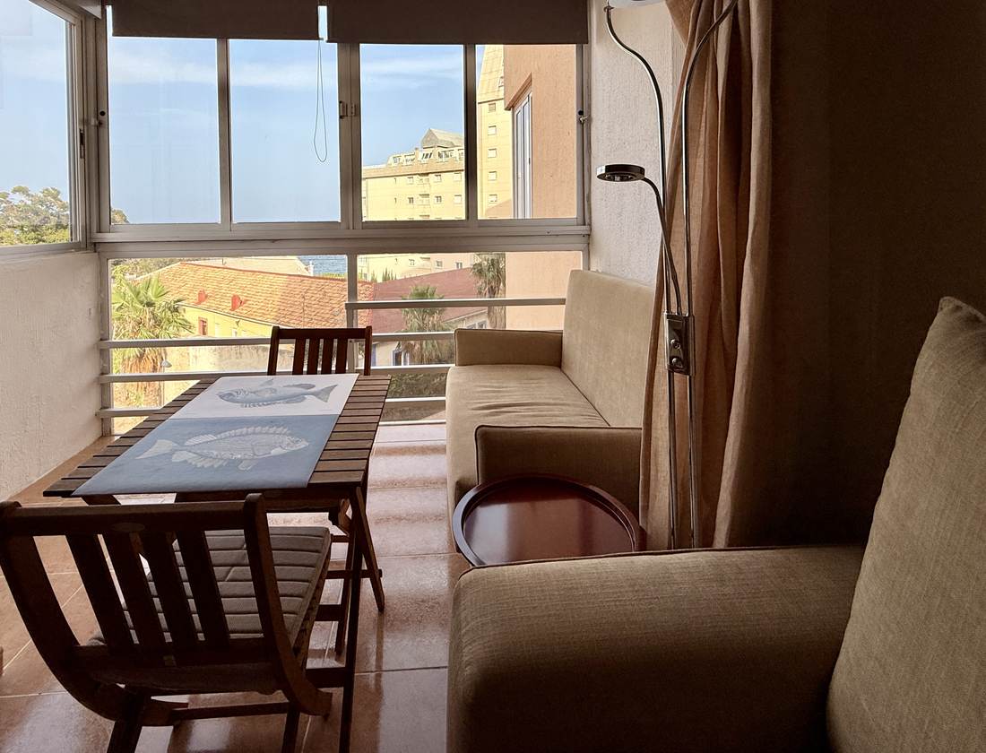 Mesa de comedor junto al ventanal