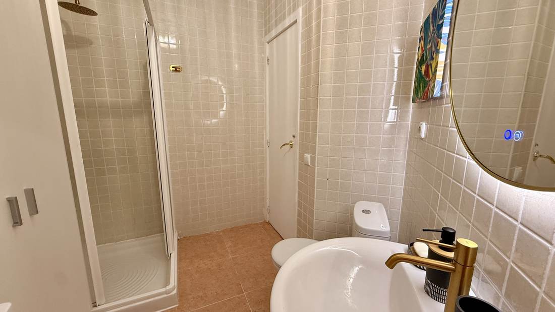 Ducha de lluvia del baño, con grifería dorada