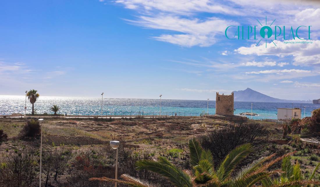 Vista al mar desde el apartamento, con la torre vigía y la montaña
