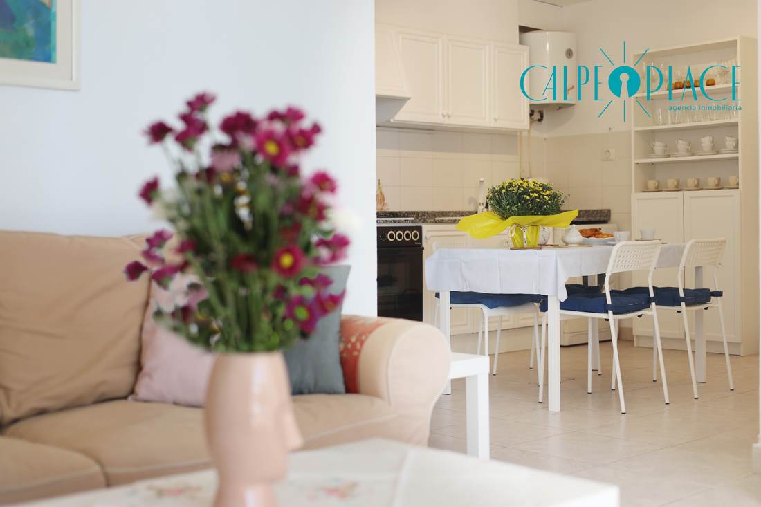 El salón comedor con la mesa junto a la cocina