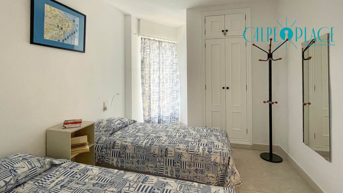 Dormitorio individual con armario empotrado