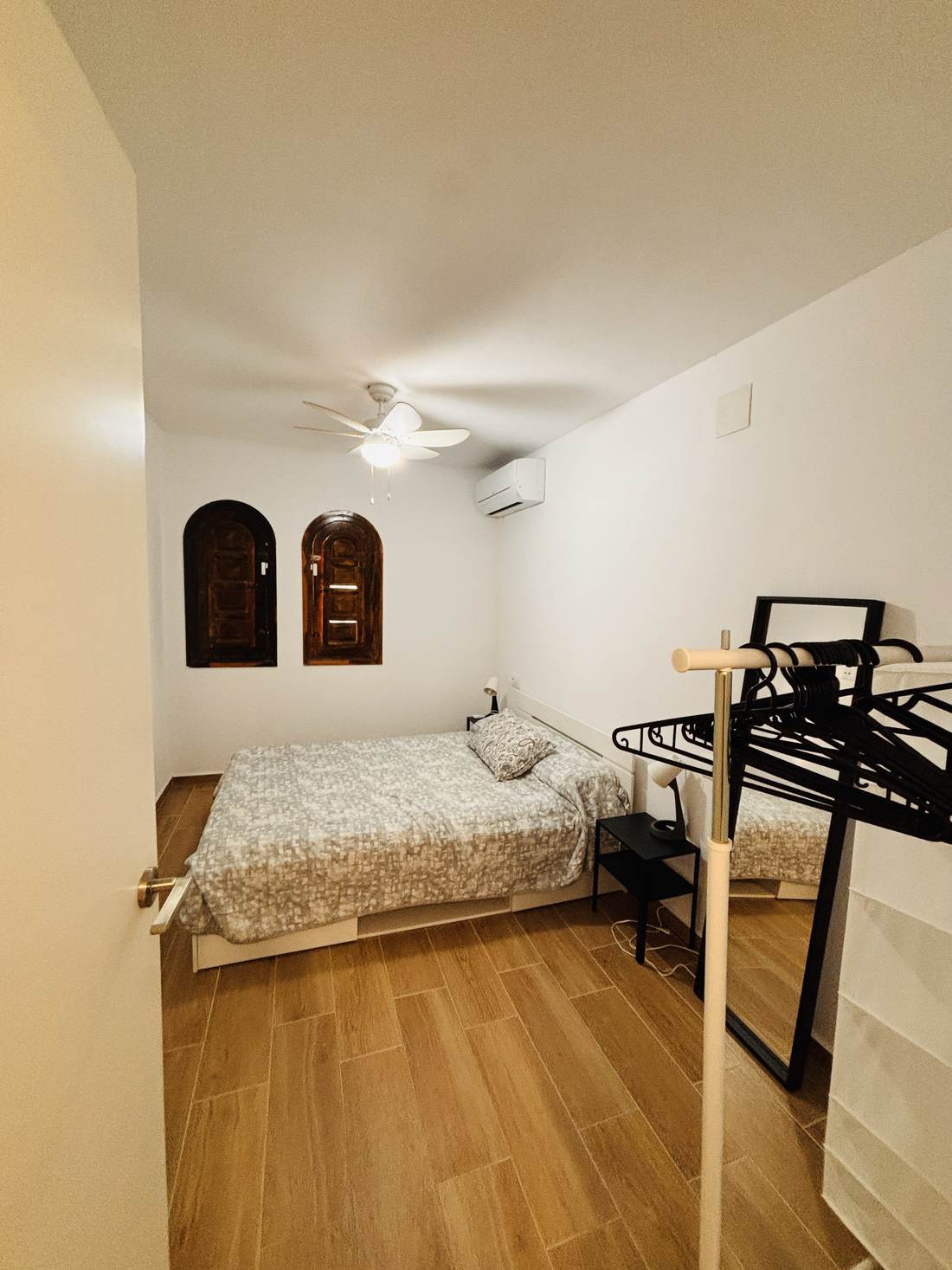 Dormitorio con cama de matrimonio y litera de madera