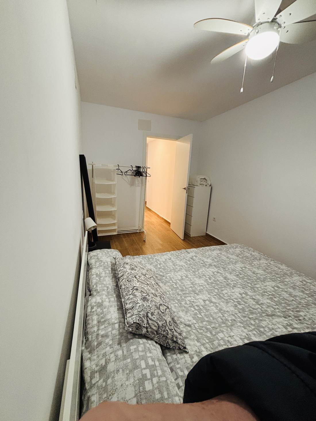 Dormitorio doble con colcha gris y armario empotrado