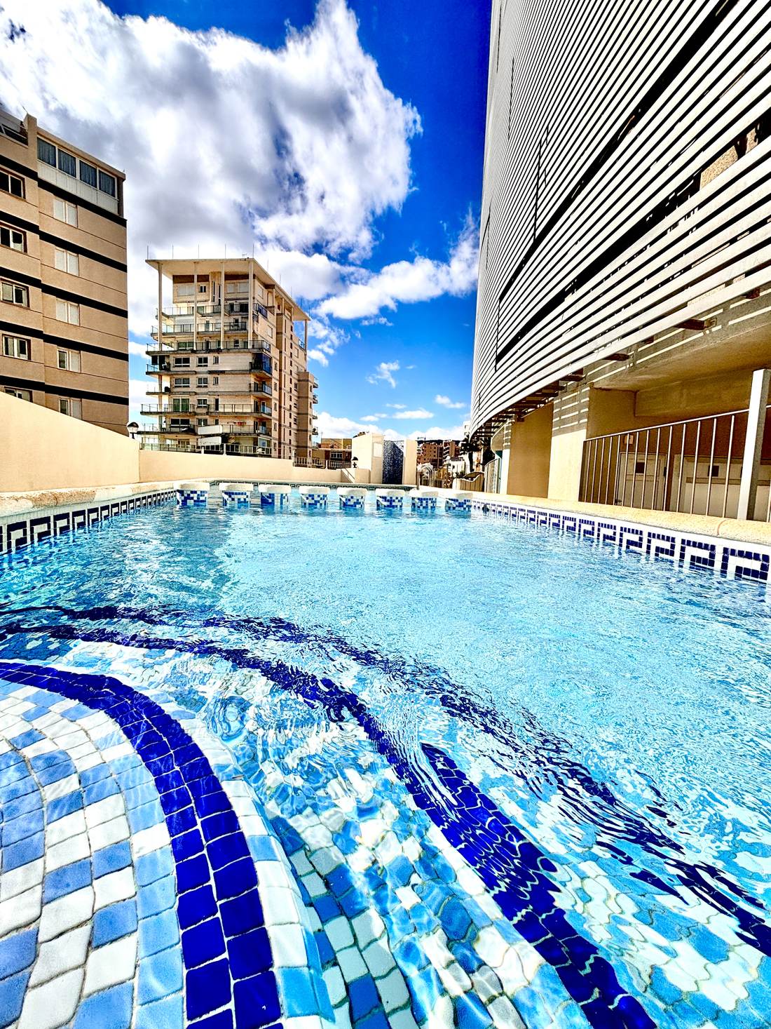 Piscina comunitaria en alto, entre las torres