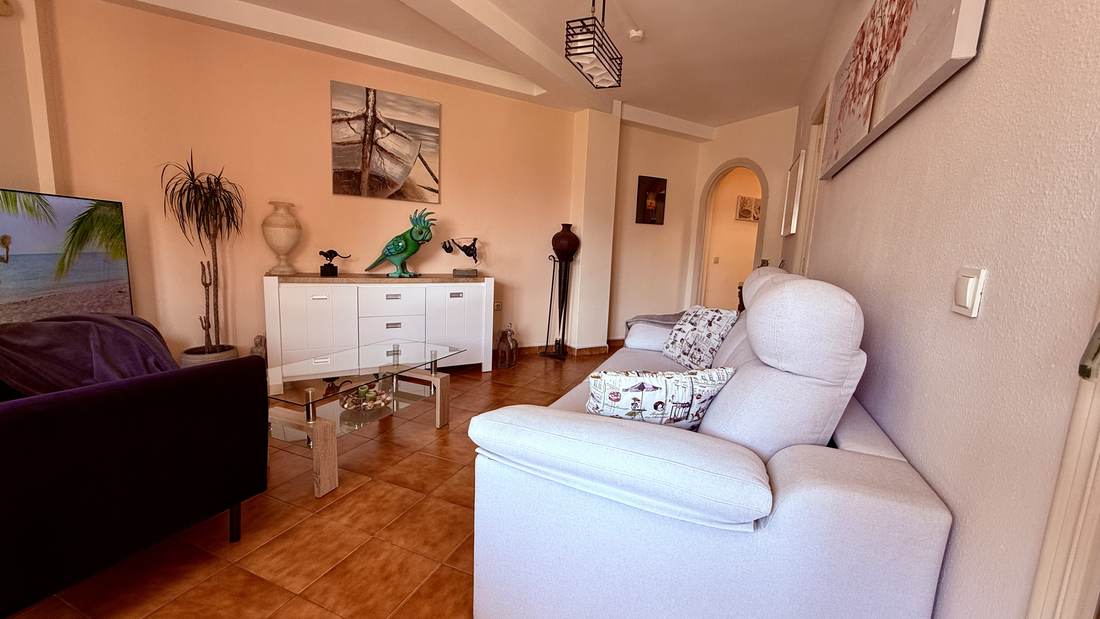 El salón desde el otro lado, con la chaise longue y los cuadros