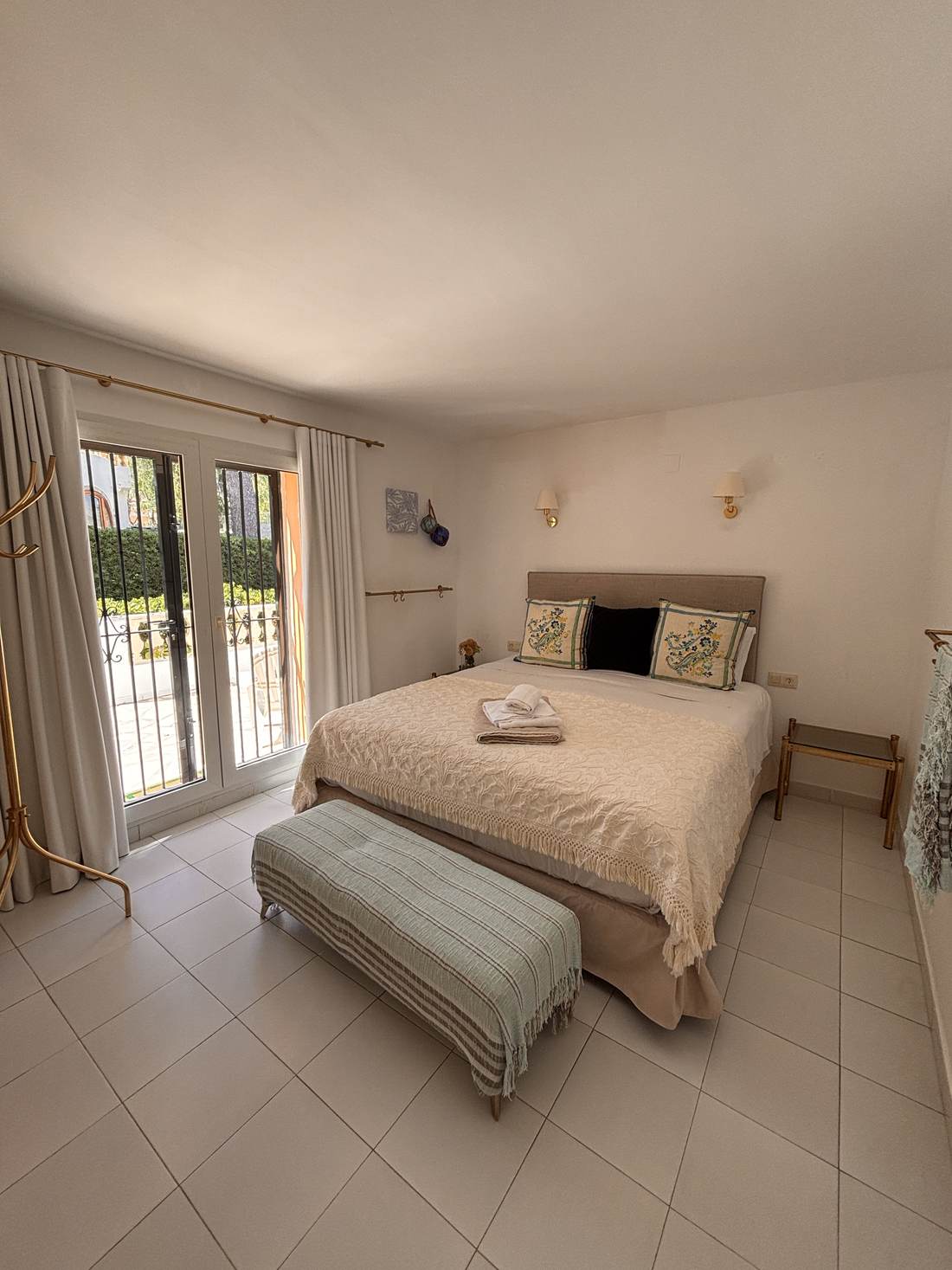 Dormitorio principal con cama de matrimonio y apliques de pared