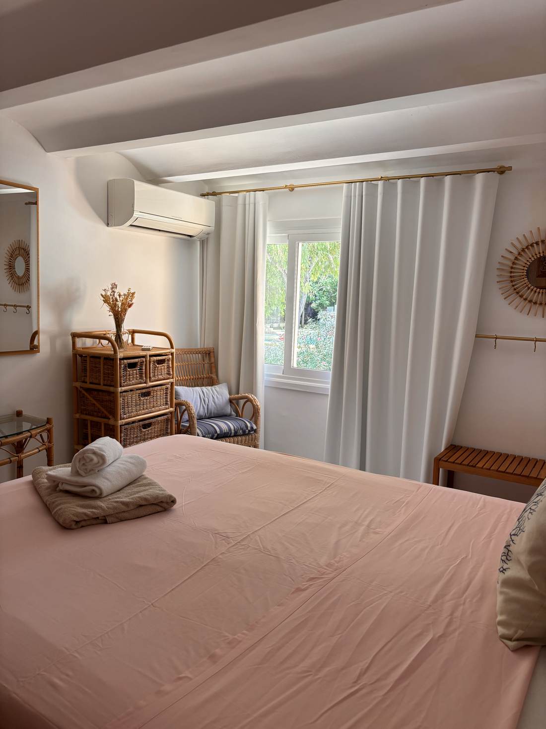 Segundo dormitorio, con cama doble y ventana al jardín