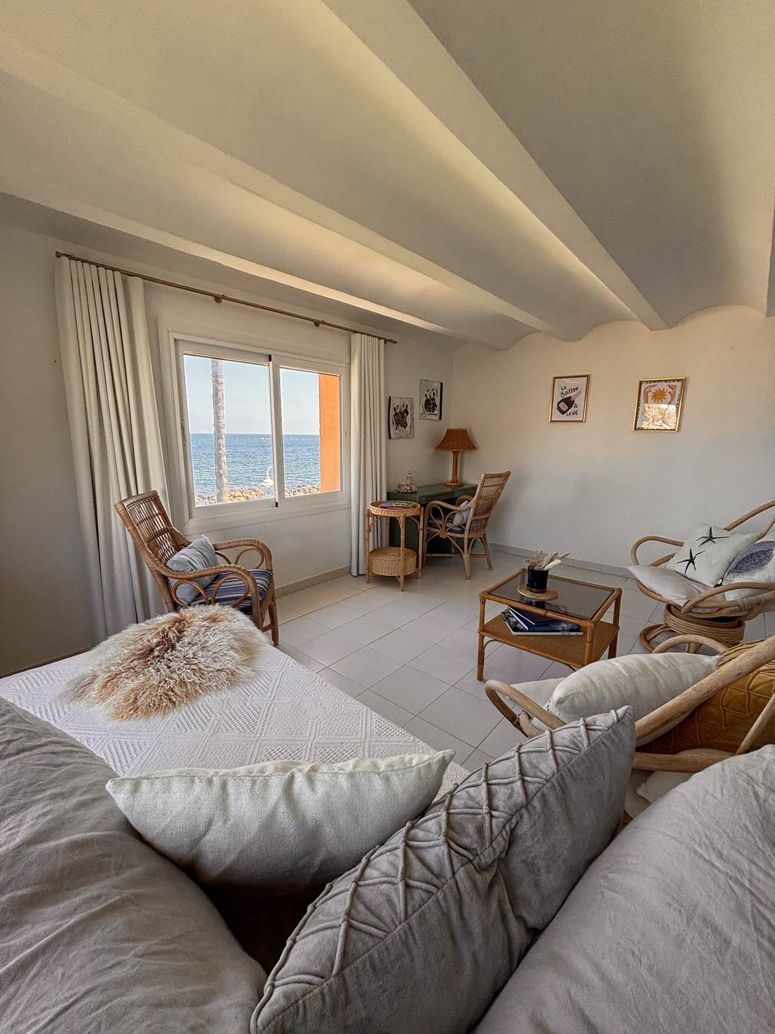 Rincón de estar junto al ventanal, con vistas al mar