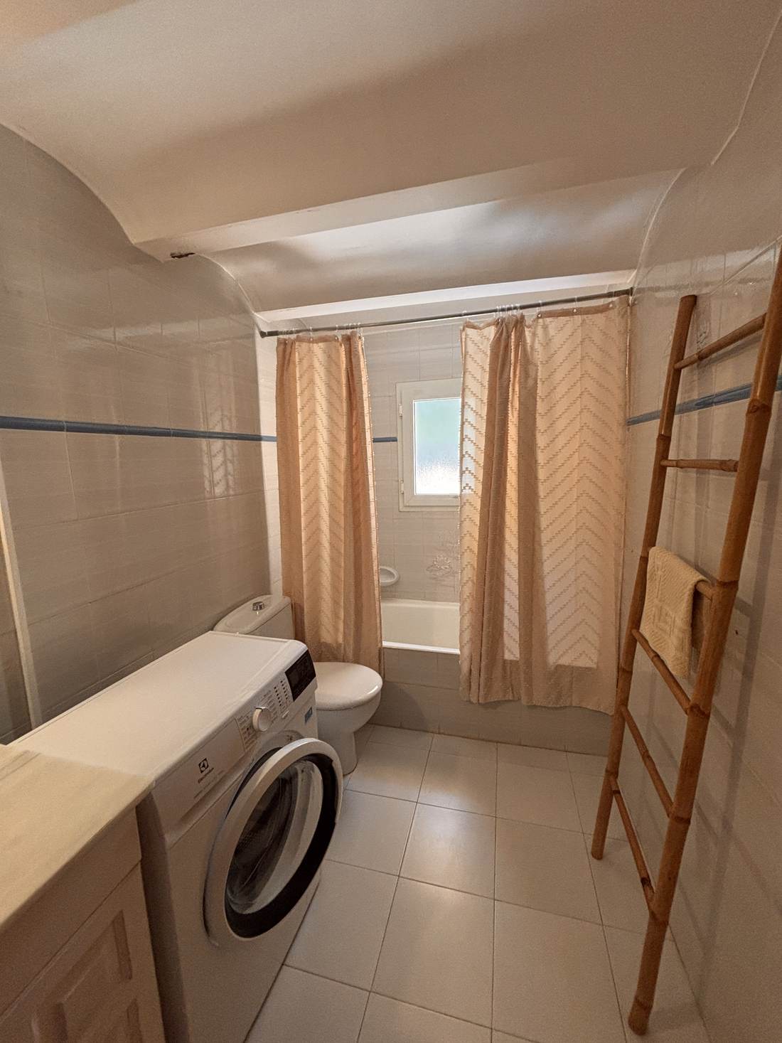 Segundo baño, con ducha y lavadora