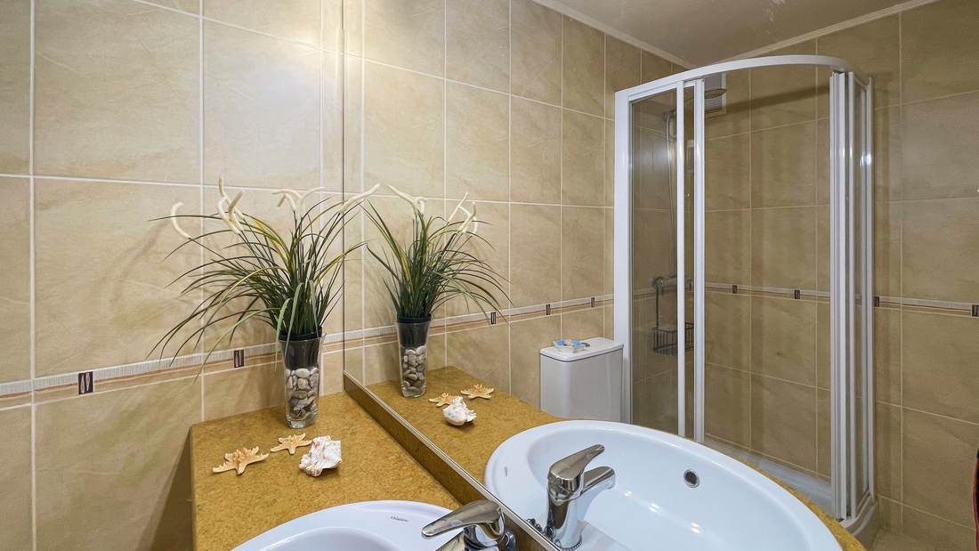 Bathroom with a shower tray and screen
