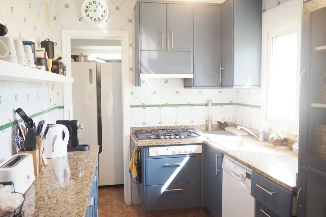 The equipped kitchen at Villa Ricarlos with gas hob, oven and dishwasher