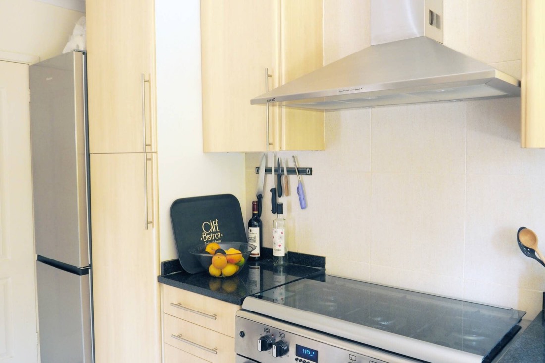 Cocina equipada con campana extractora