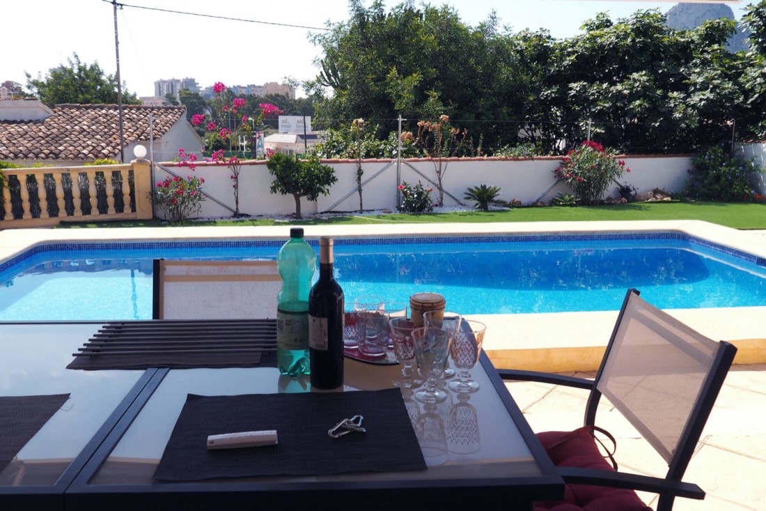 Mesa de exterior preparada junto a la piscina