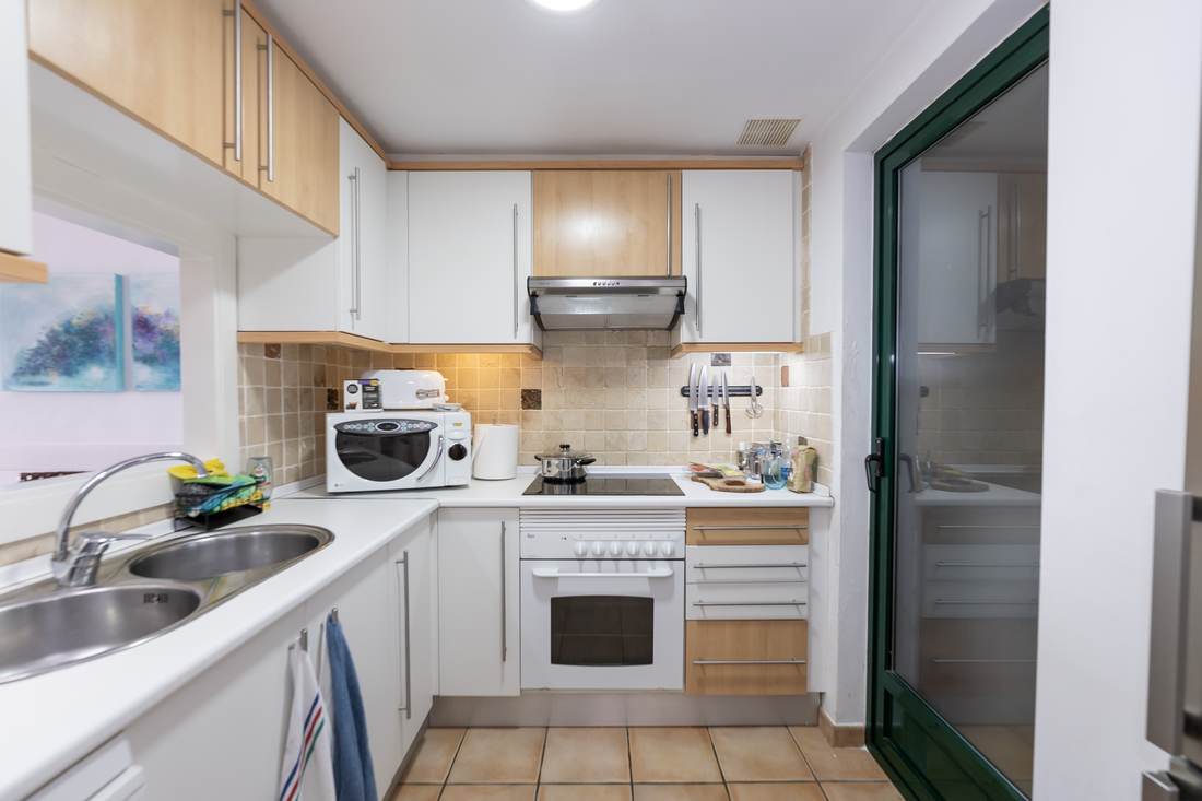Cocina independiente blanca, con horno, microondas y campana