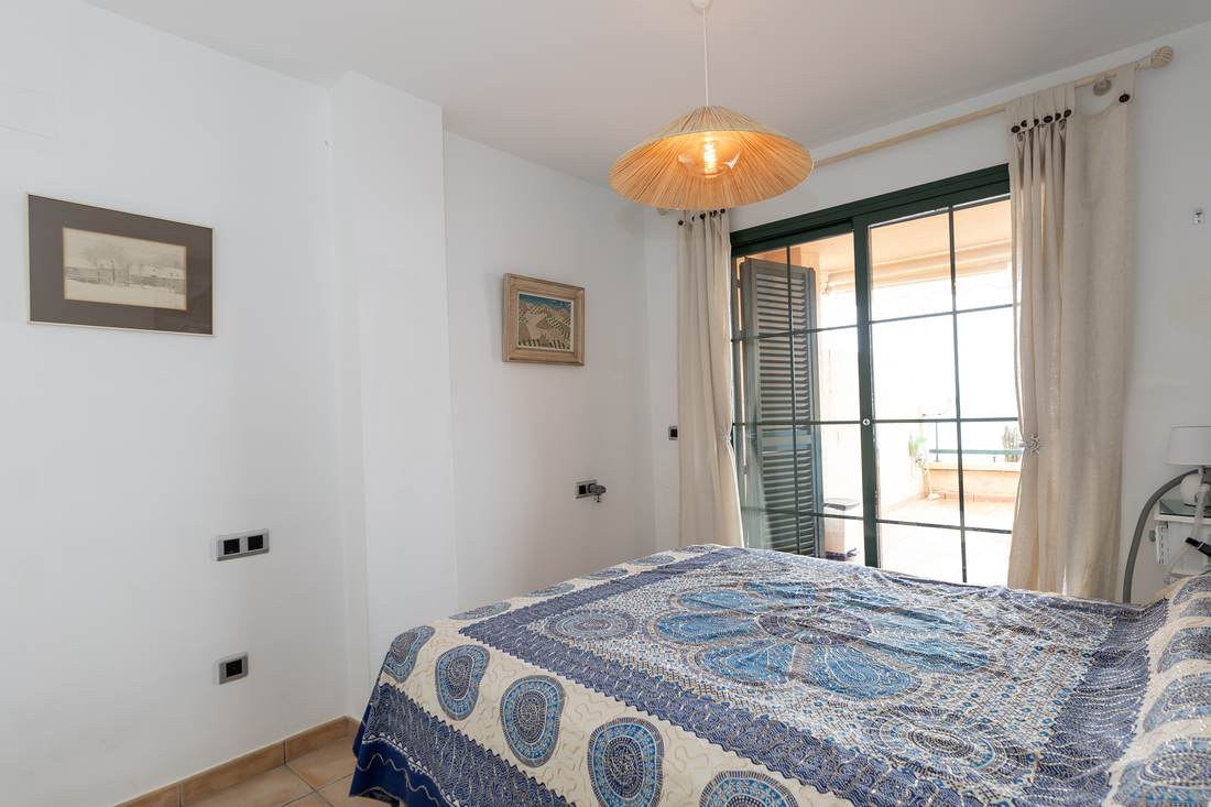 Dormitorio doble con la ventana al mar