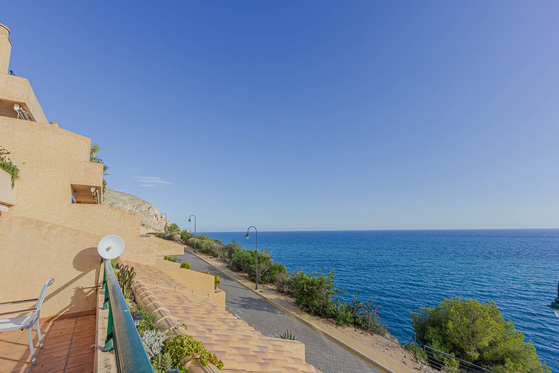 El mar visto desde la terraza, con la costa de Altea a un lado