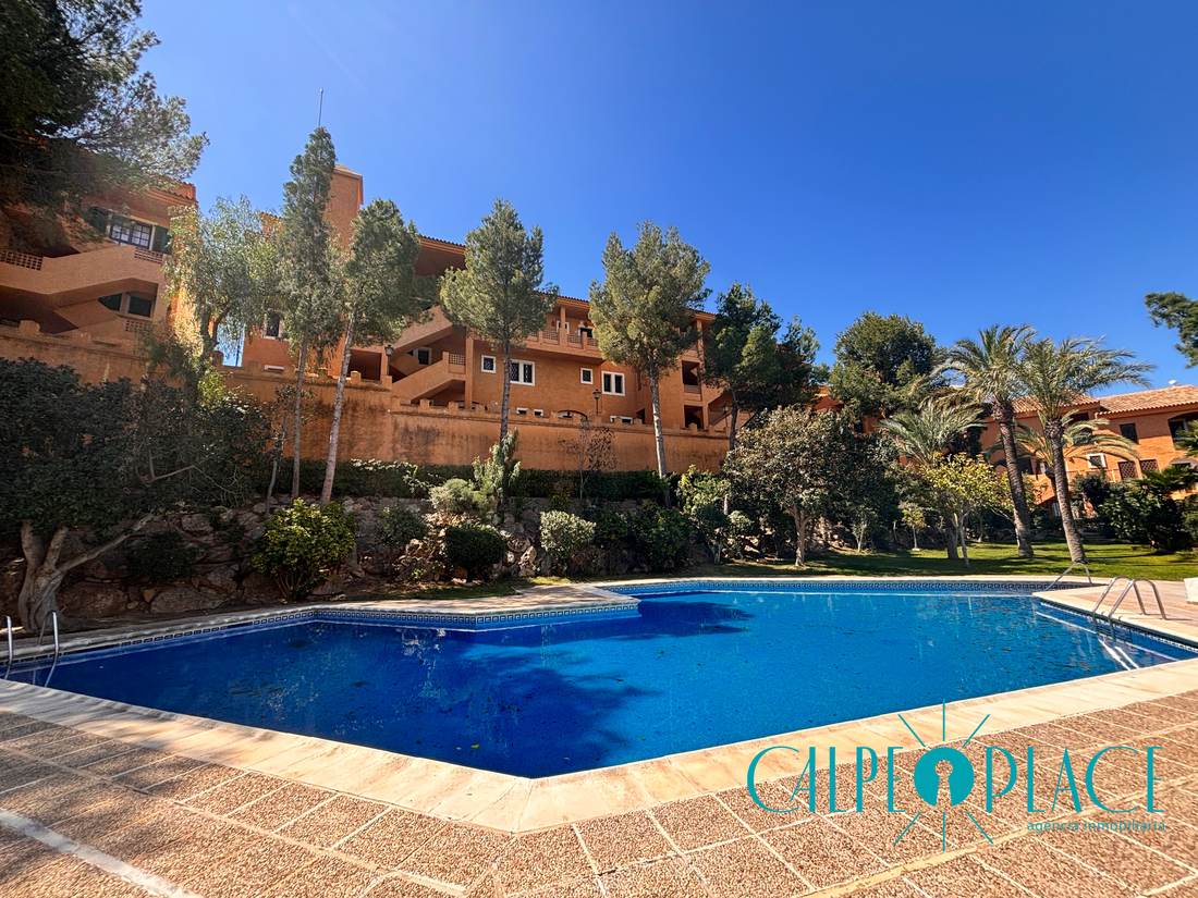 Piscina comunitaria del complejo, con la sierra al fondo