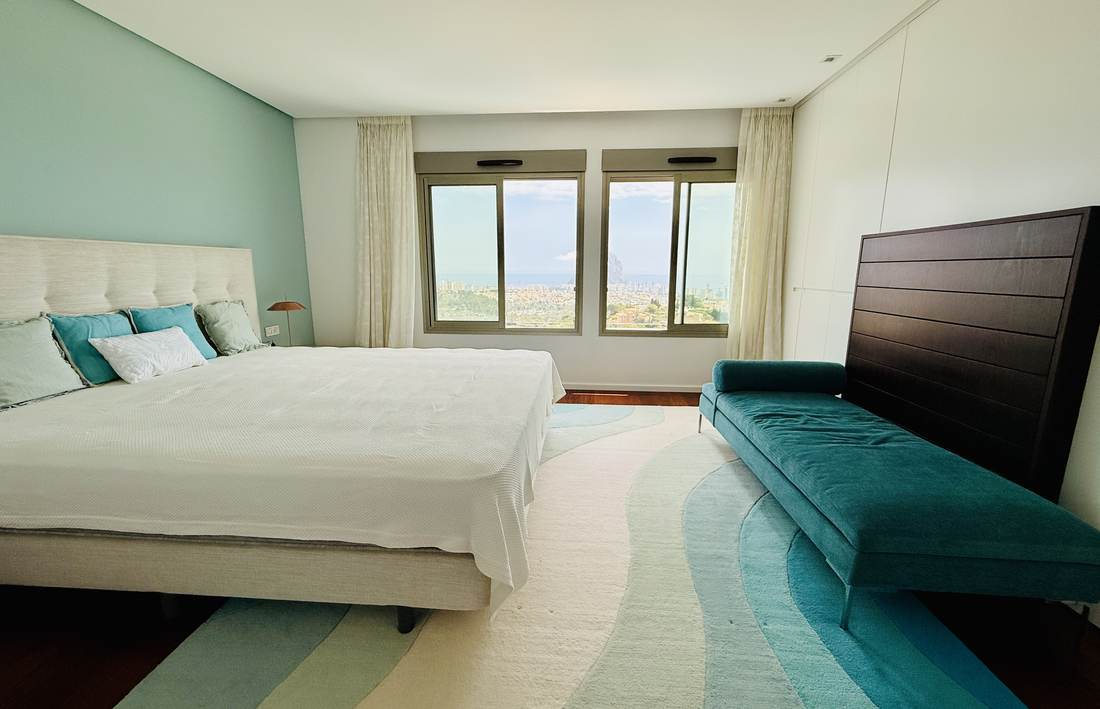 Dormitorio principal con el ventanal al valle — el chalet de Cosentari