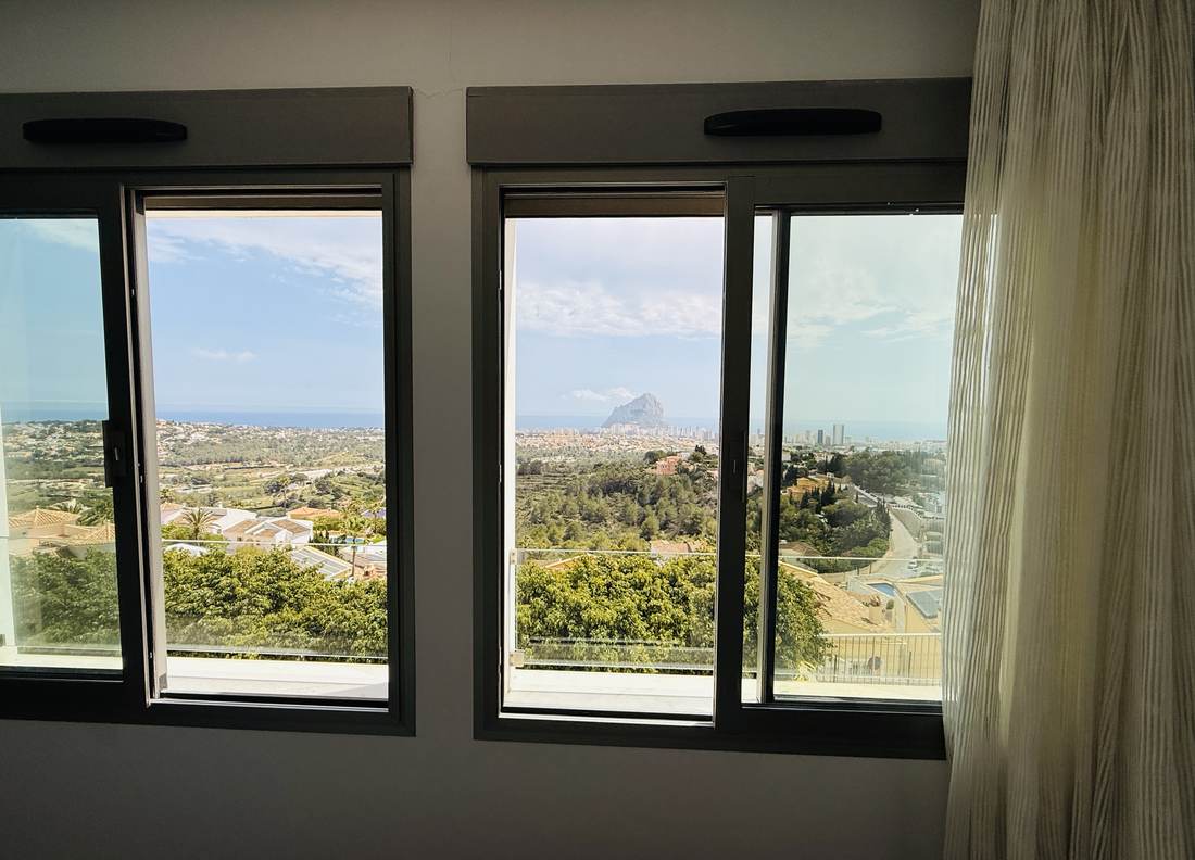 Dormitorio principal con el ventanal al valle — el chalet de Cosentari