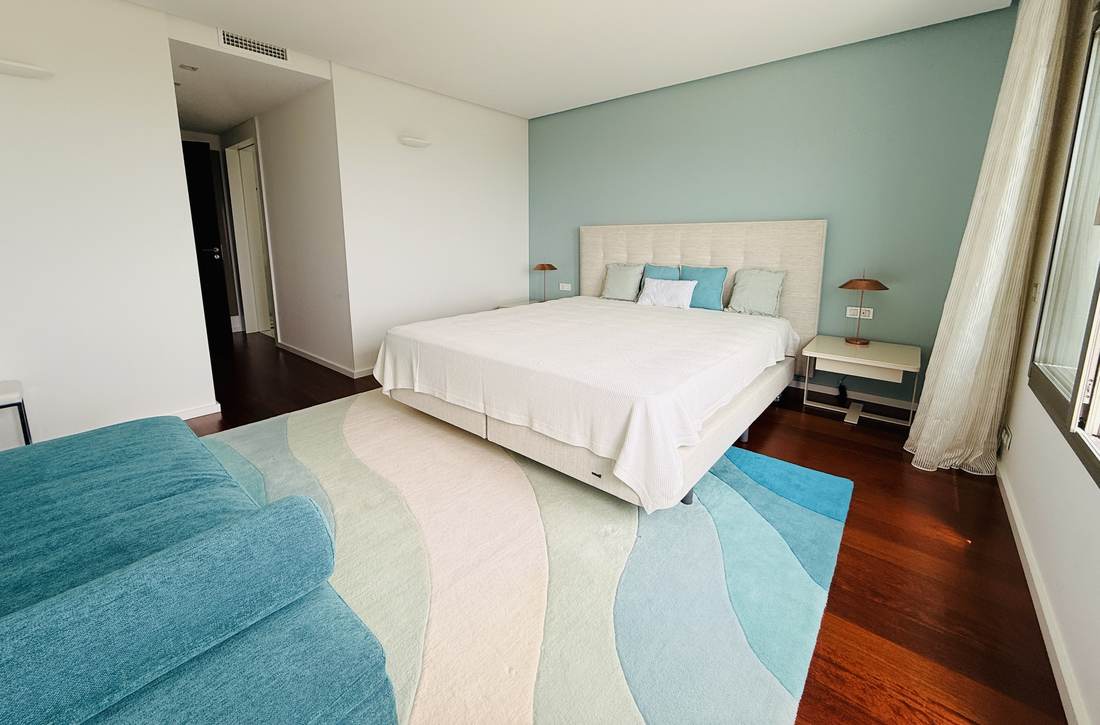 Dormitorio principal con el ventanal al valle — el chalet de Cosentari