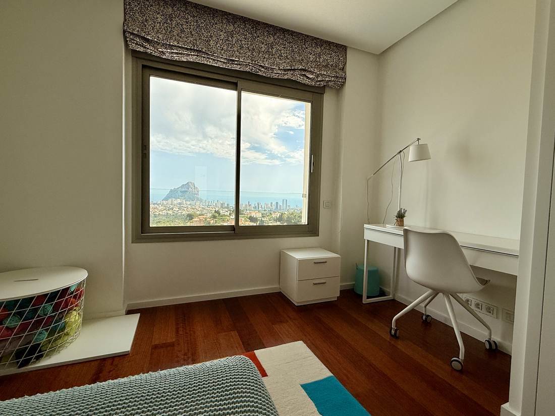 Dormitorio con zona de escritorio — el chalet de Cosentari
