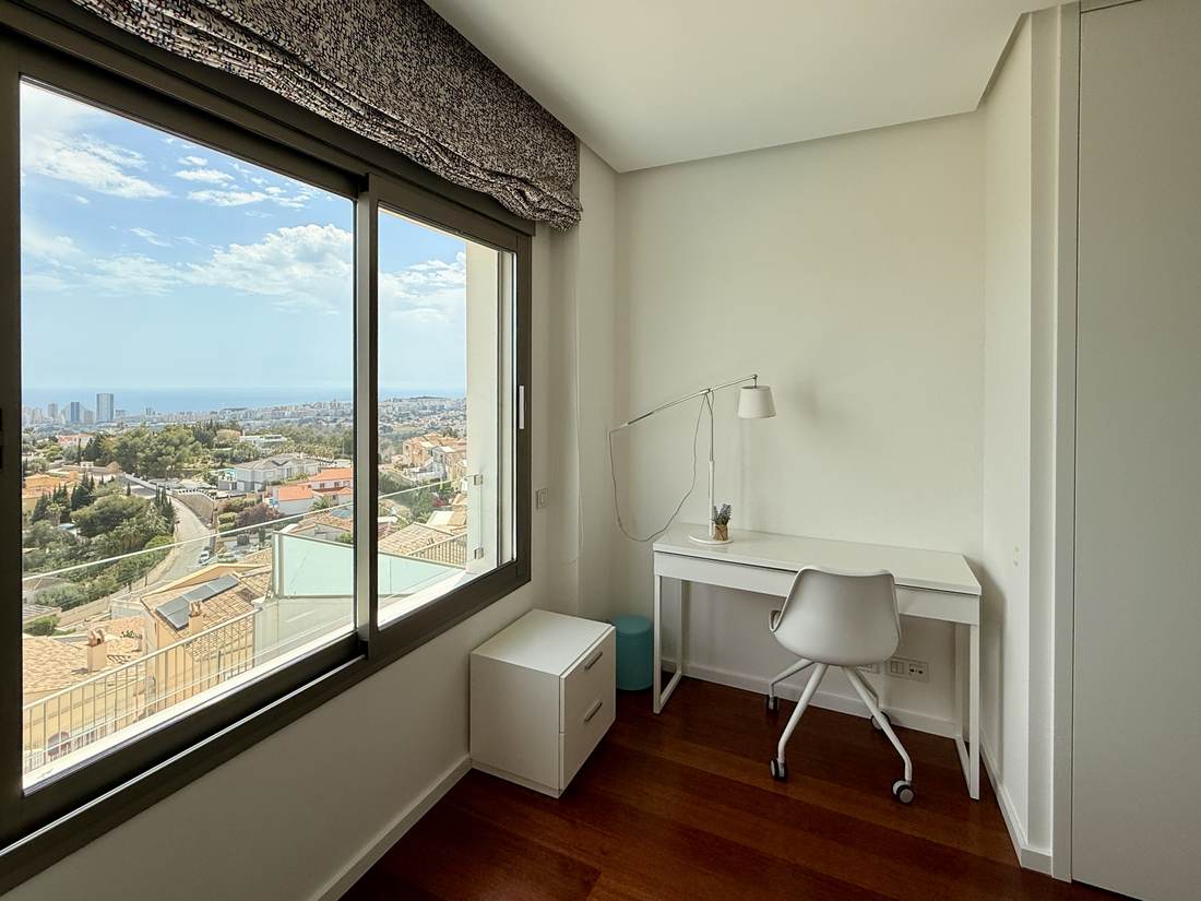 Dormitorio con zona de escritorio — el chalet de Cosentari
