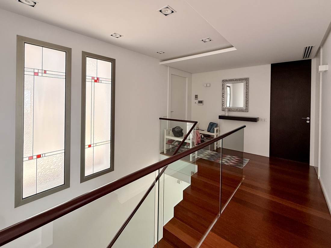 Escalera con barandilla de cristal — el chalet de Cosentari