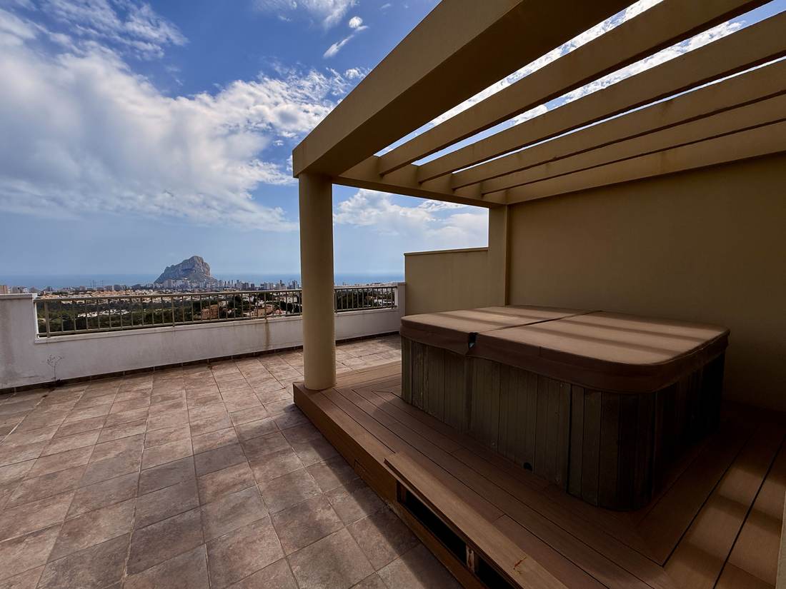 Terraza cubierta y escalera — el chalet de Cosentari