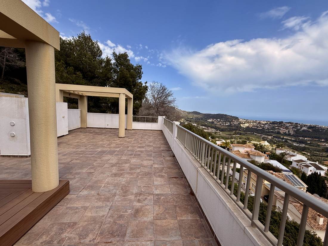 Terraza cubierta y escalera — el chalet de Cosentari