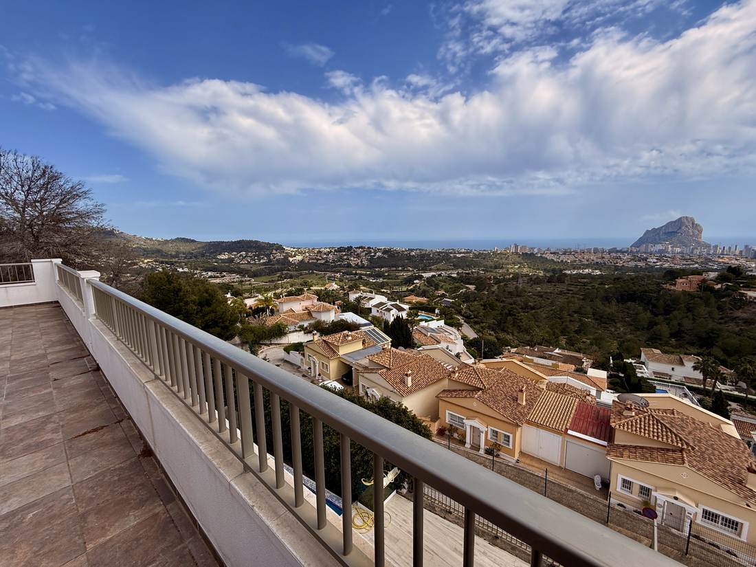 Terraza cubierta y escalera — el chalet de Cosentari