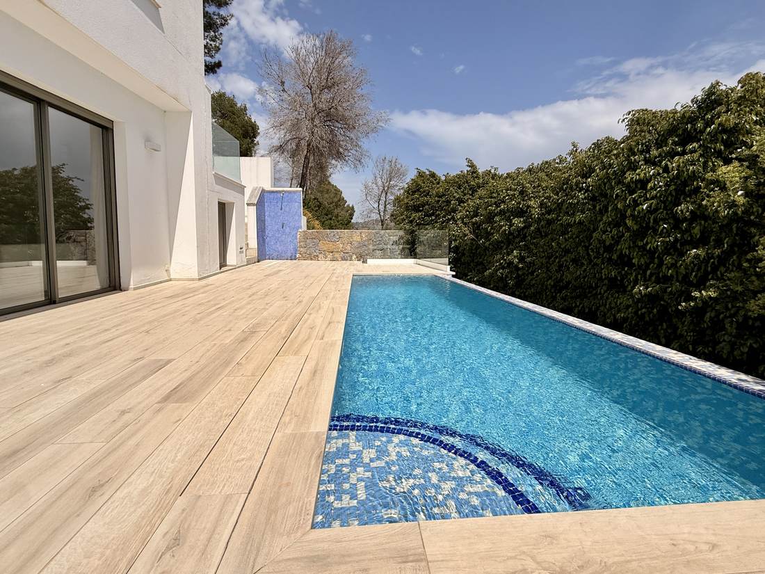 Piscina, terraza y fachada — el chalet de Cosentari