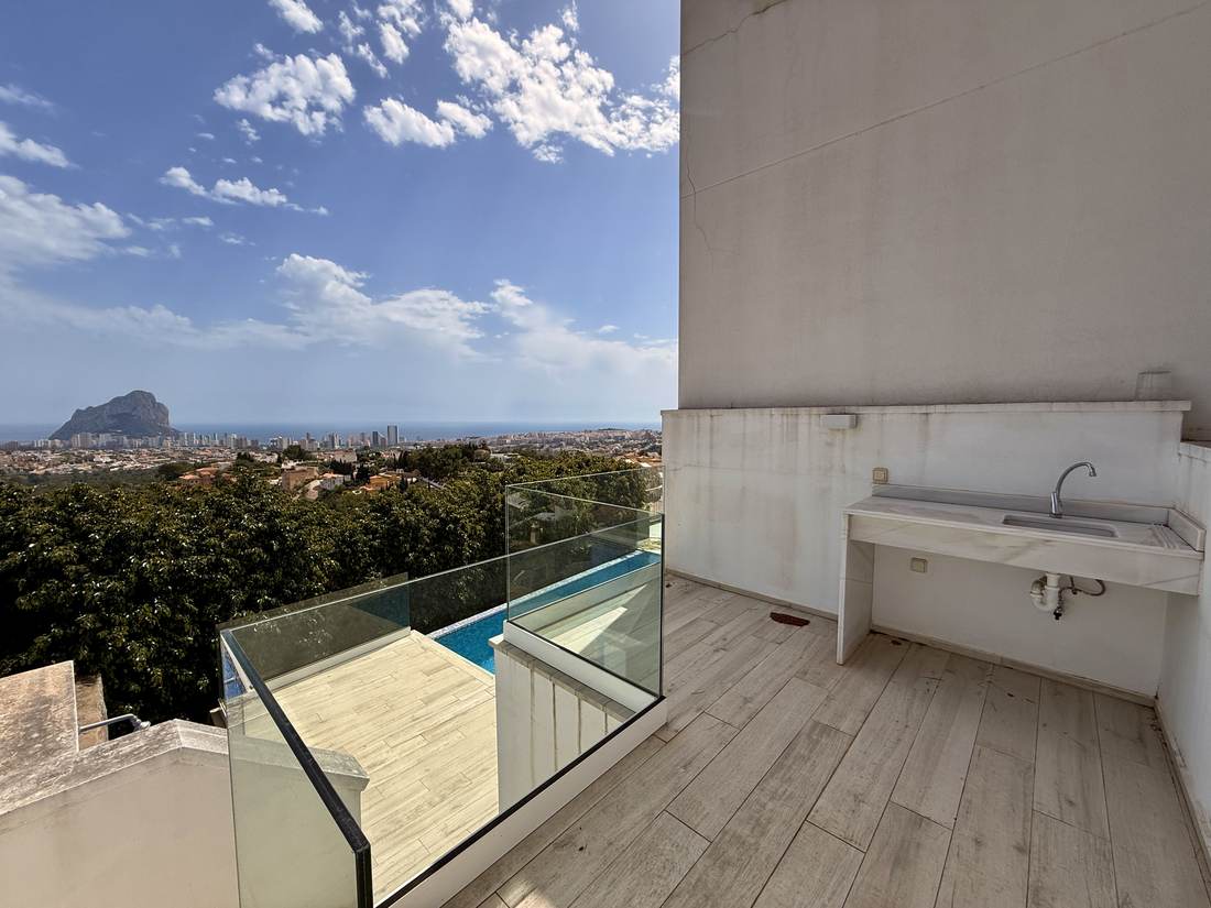 Piscina, terraza y fachada — el chalet de Cosentari