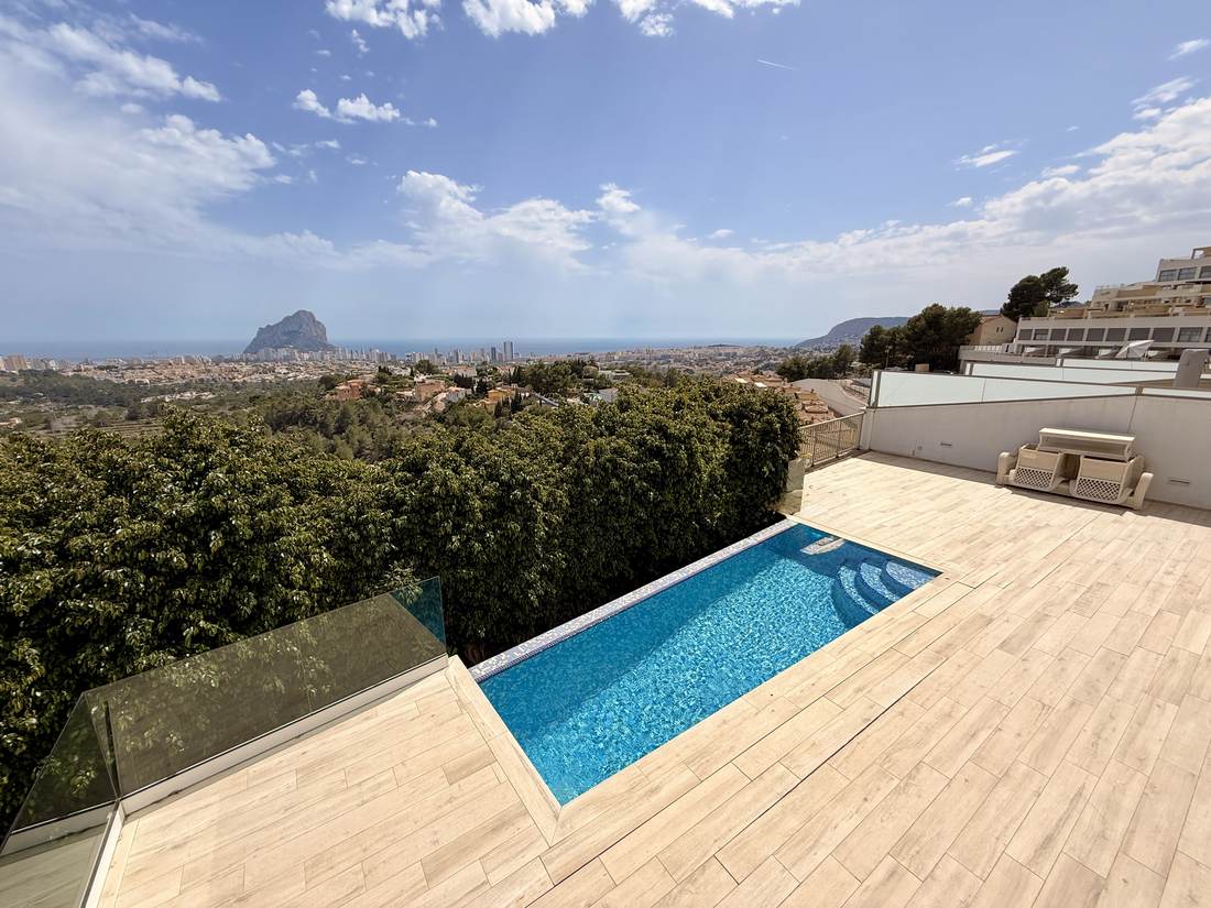 Piscina, terraza y fachada — el chalet de Cosentari