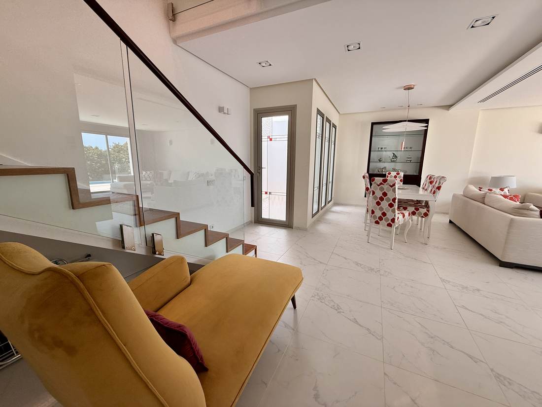 El salón desde la escalera — el chalet de Cosentari