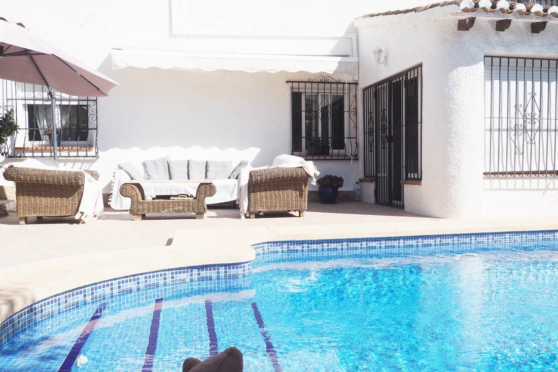 La piscina y el jardín — Villa Ricarlos