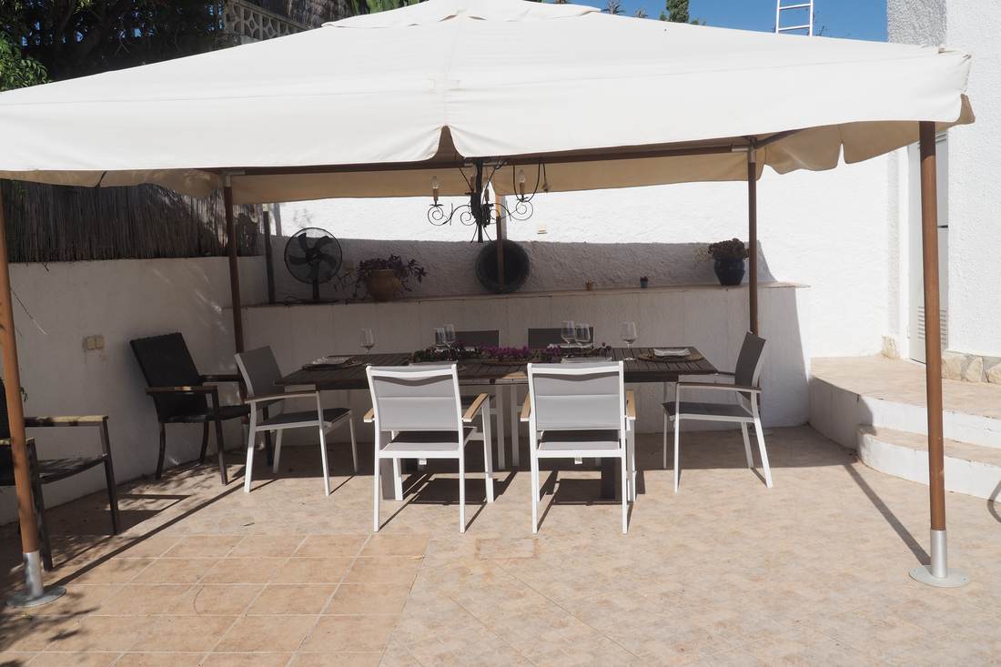 Terraza con pérgola y tumbonas — Villa Ricarlos