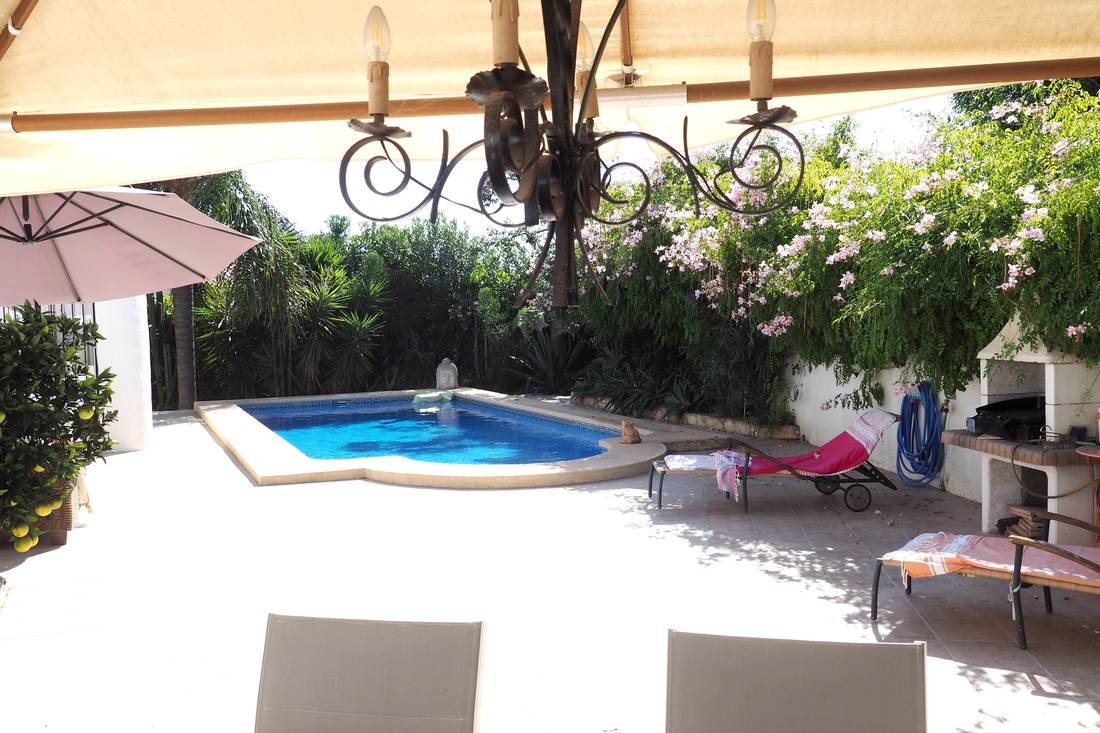 Terraza con pérgola y tumbonas — Villa Ricarlos