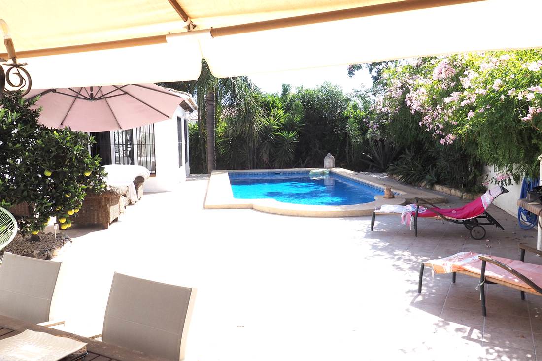 Terraza con pérgola y tumbonas — Villa Ricarlos