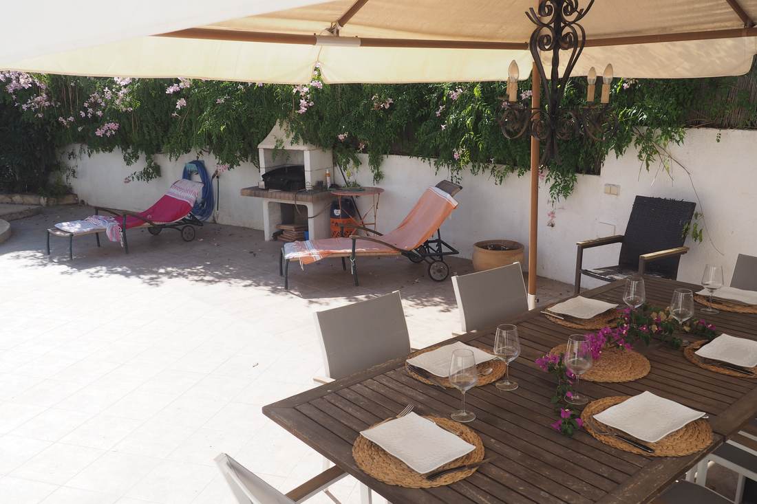 Terraza con pérgola y tumbonas — Villa Ricarlos