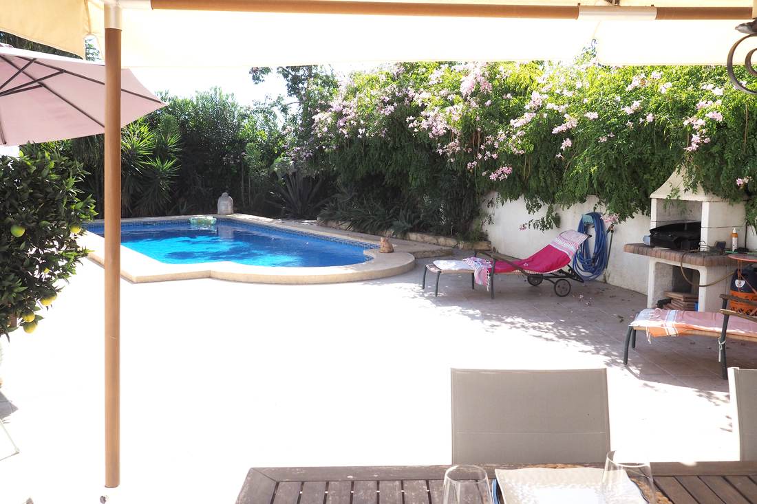 Terraza con pérgola y tumbonas — Villa Ricarlos