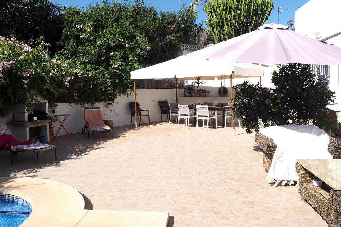 La piscina y el solárium — Villa Ricarlos
