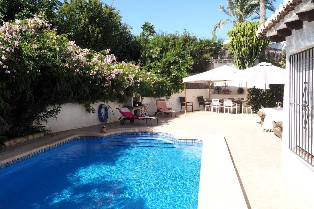 La piscina y el solárium — Villa Ricarlos