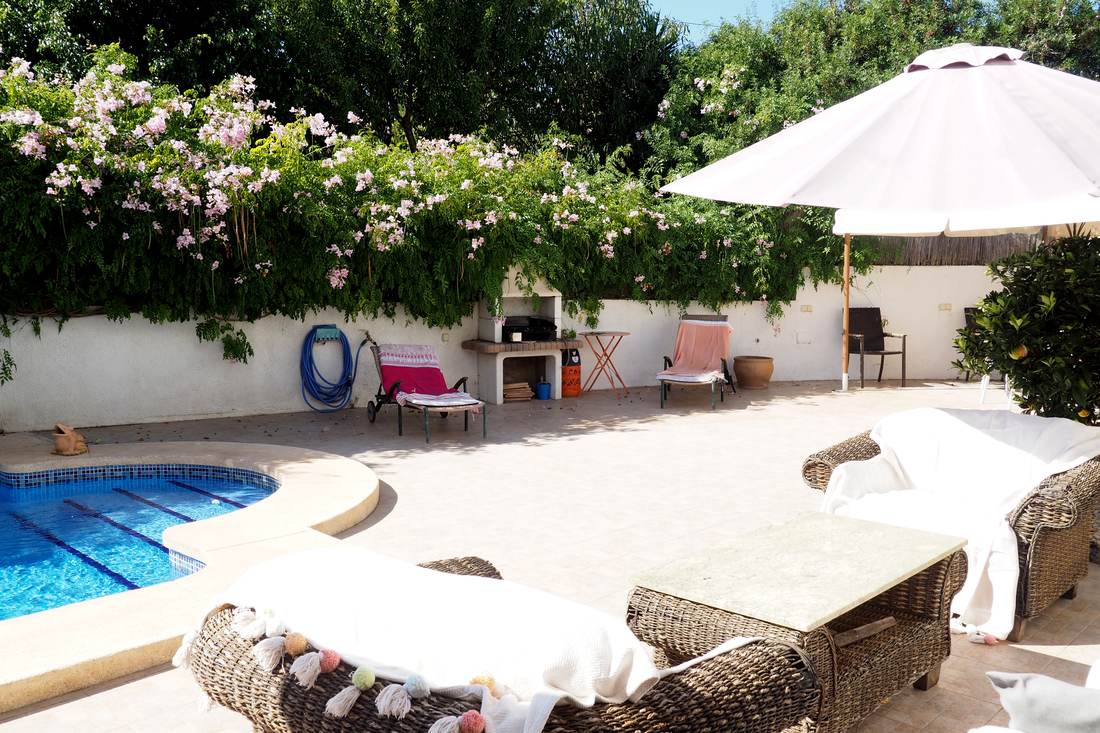 El jardín y la piscina — Villa Ricarlos