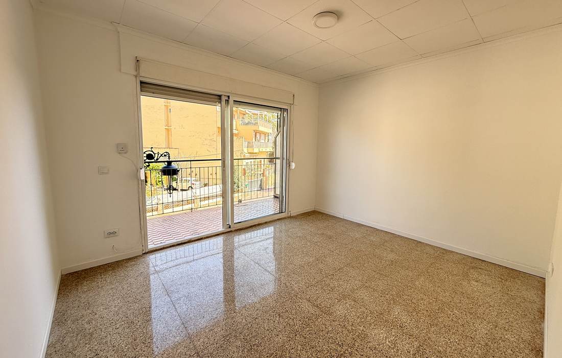 Salón del piso de Polop, vacío, con el ventanal a la terraza