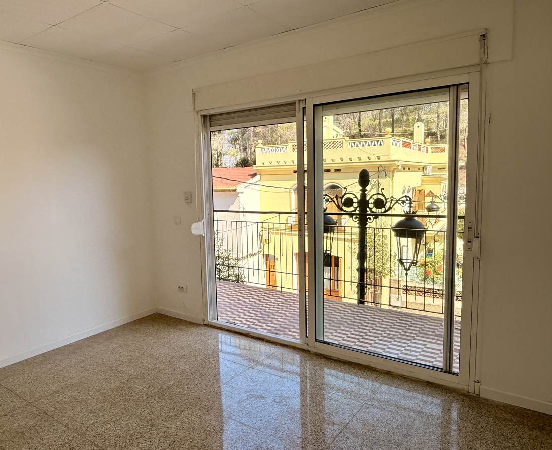 Otra estancia con la puerta corredera al balcón