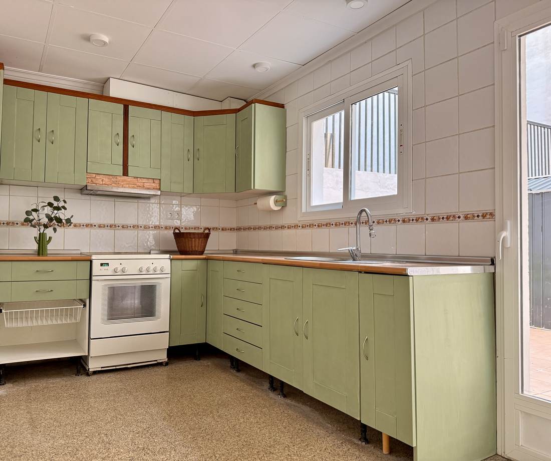 Cocina con los muebles verdes y el horno