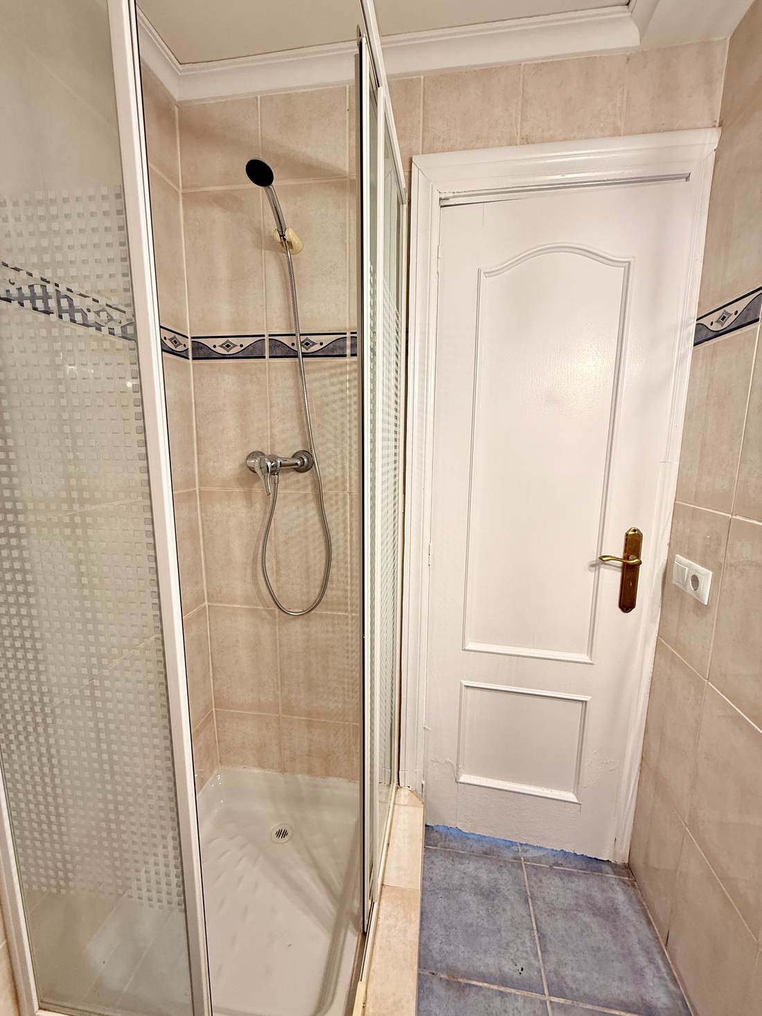 Baño — el piso de Polop